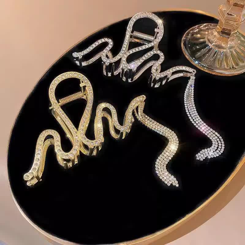 Fermaglio a clip da donna con strass e nappe di cristallo a forma di serpente. - image 0