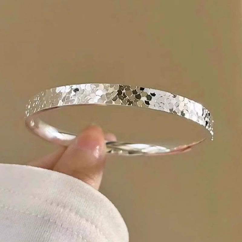 Bracciale rigido aperto regolabile da donna con texture effetto ghiaccio tritato color argento. - image 5