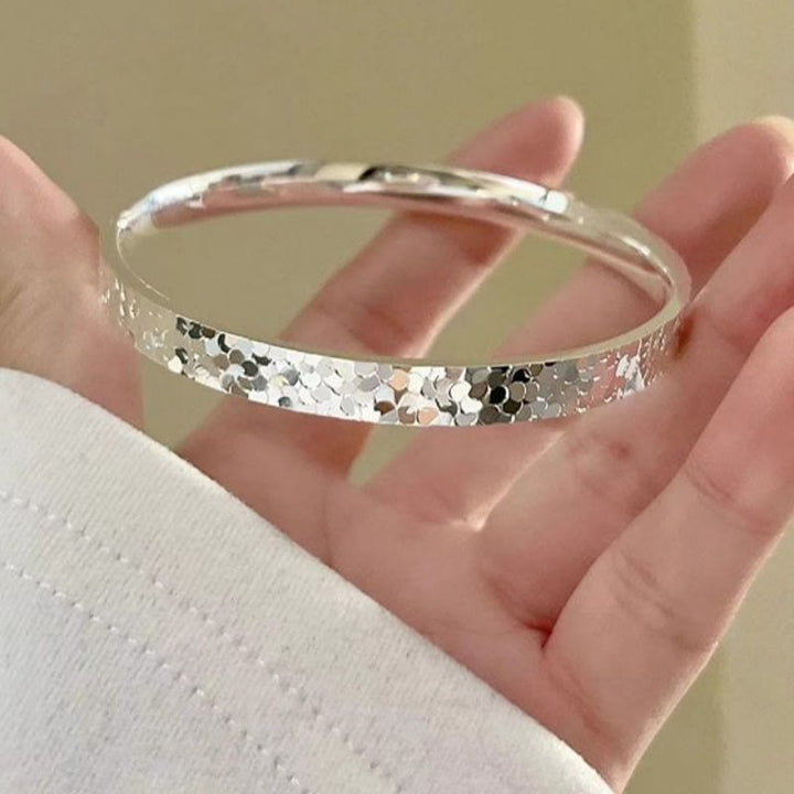 Bracciale rigido aperto regolabile da donna con texture effetto ghiaccio tritato color argento. - image 6