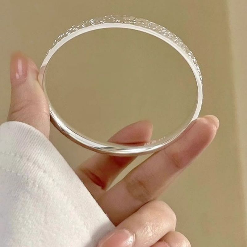 Bracciale rigido aperto regolabile da donna con texture effetto ghiaccio tritato color argento. - image 7