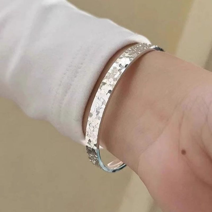 Bracciale rigido aperto regolabile da donna con texture effetto ghiaccio tritato color argento. - image 4