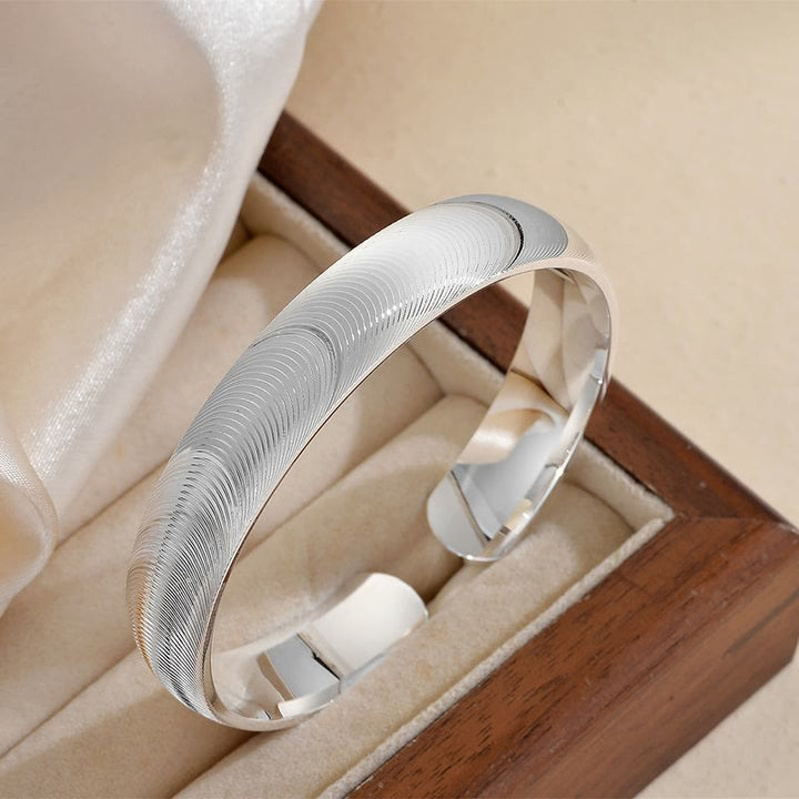Bracciale rigido regolabile da donna con texture a occhio di gatto aperto e placcatura galvanica. - image 5