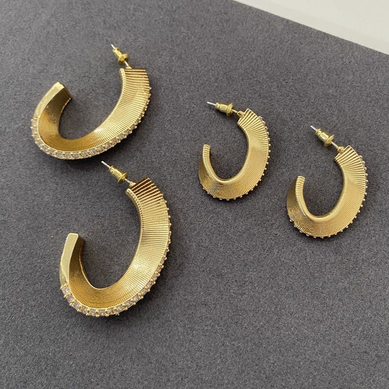 Orecchini a cerchio vintage testurizzati a forma di C con zirconi intarsiati per donna - image 2