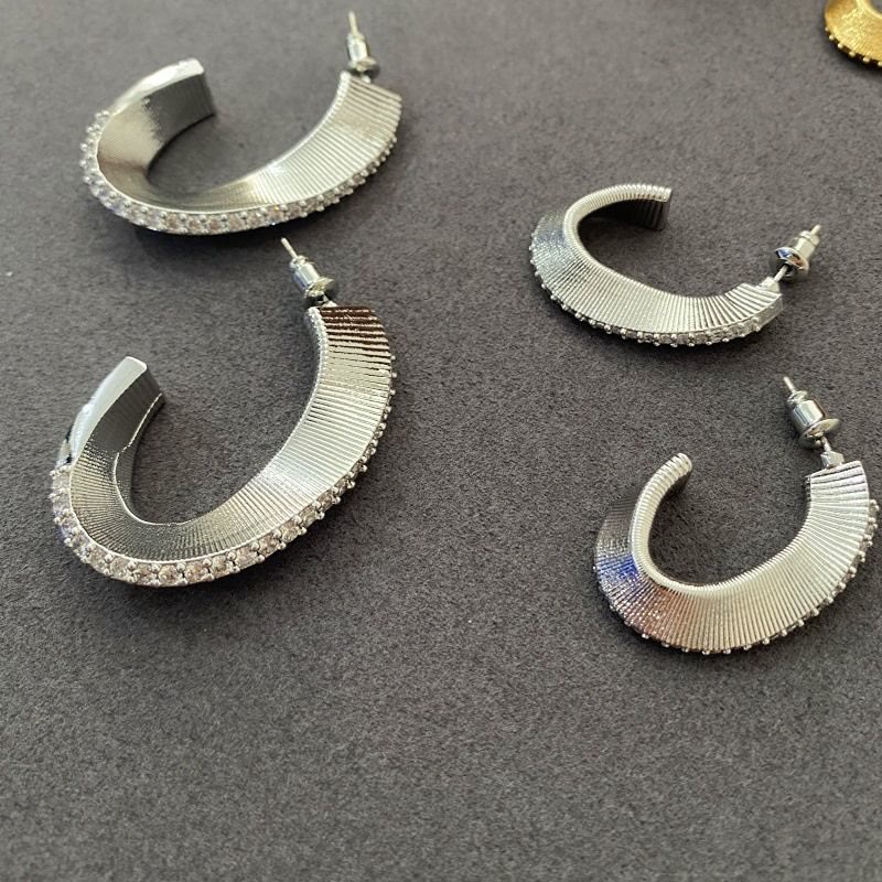 Orecchini a cerchio vintage testurizzati a forma di C con zirconi intarsiati per donna - image 3