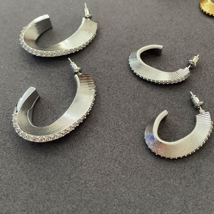 Orecchini a cerchio vintage testurizzati a forma di C con zirconi intarsiati per donna - image 3