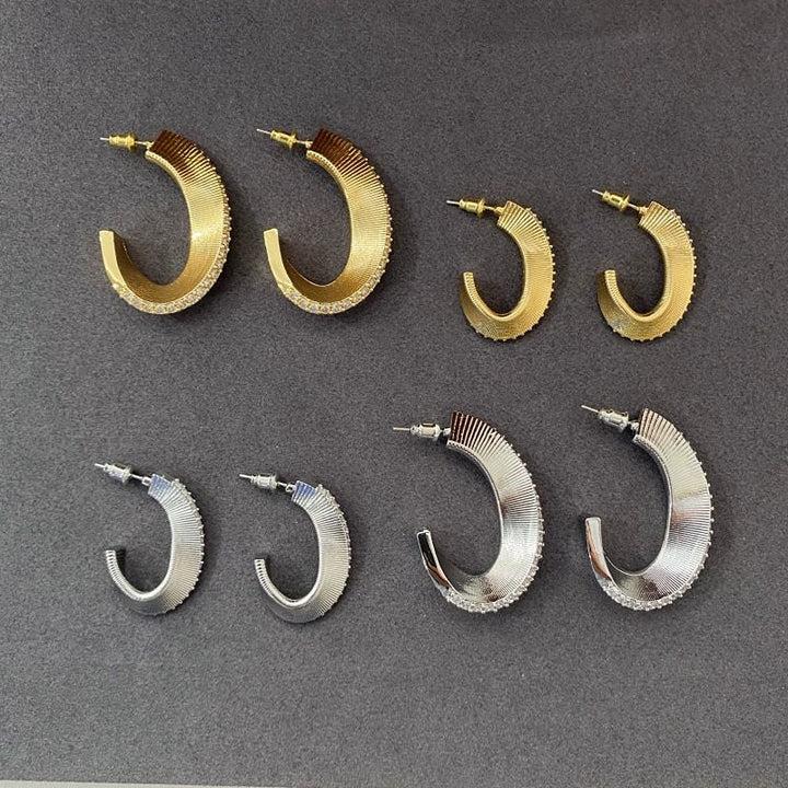 Orecchini a cerchio vintage testurizzati a forma di C con zirconi intarsiati per donna - image 0
