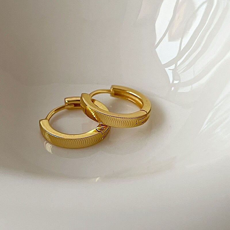 Orecchini a cerchio da donna in argento S925 con motivo a occhio di gatto testurizzato - Oro - image 4
