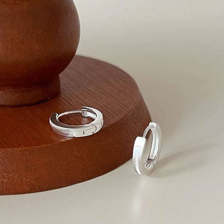 Orecchini a cerchio da donna in argento S925 con motivo a occhio di gatto testurizzato - image 3