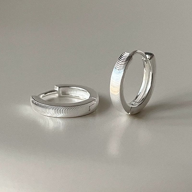Orecchini a cerchio da donna in argento S925 con motivo a occhio di gatto testurizzato - image 1