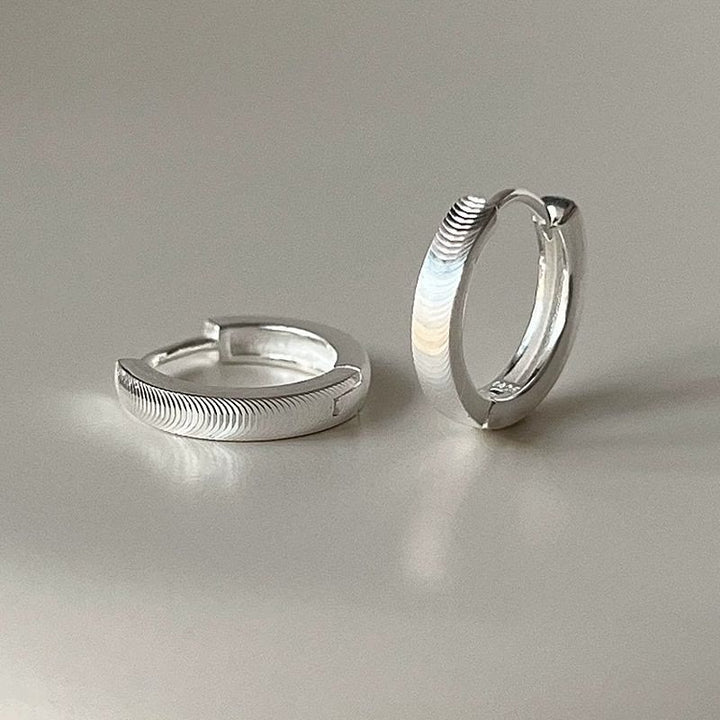 Orecchini a cerchio da donna in argento S925 con motivo a occhio di gatto testurizzato - image 1