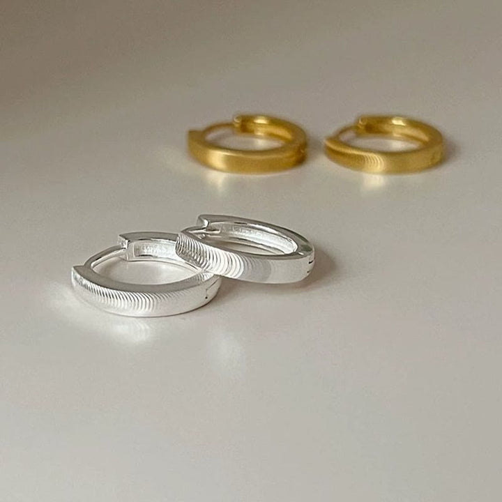 Orecchini a cerchio da donna in argento S925 con motivo a occhio di gatto testurizzato - image 7