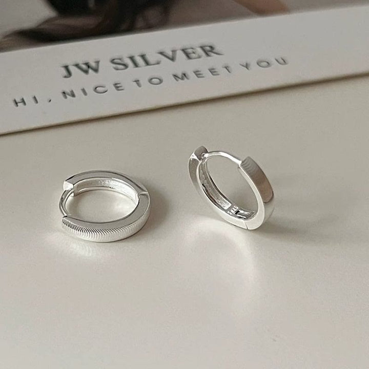 Orecchini a cerchio da donna in argento S925 con motivo a occhio di gatto testurizzato - image 2