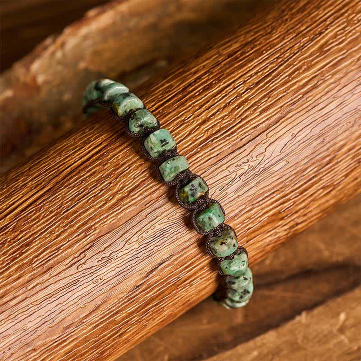 Bracciale regolabile in macramè fatto a mano con pietra di tormalina verde. - image 1