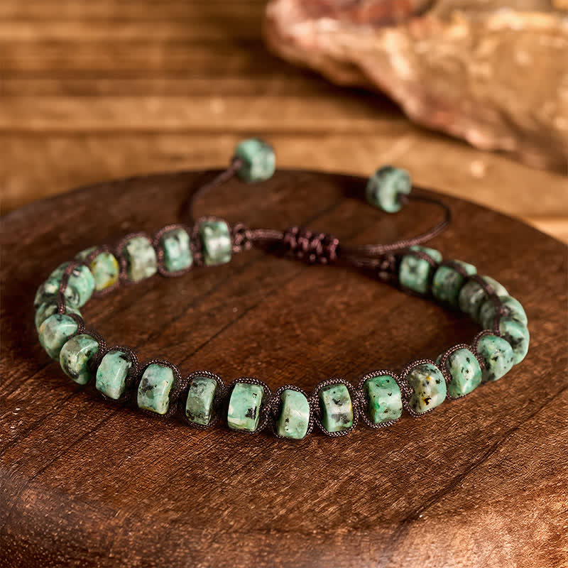 Bracciale regolabile in macramè fatto a mano con pietra di tormalina verde. - image 2