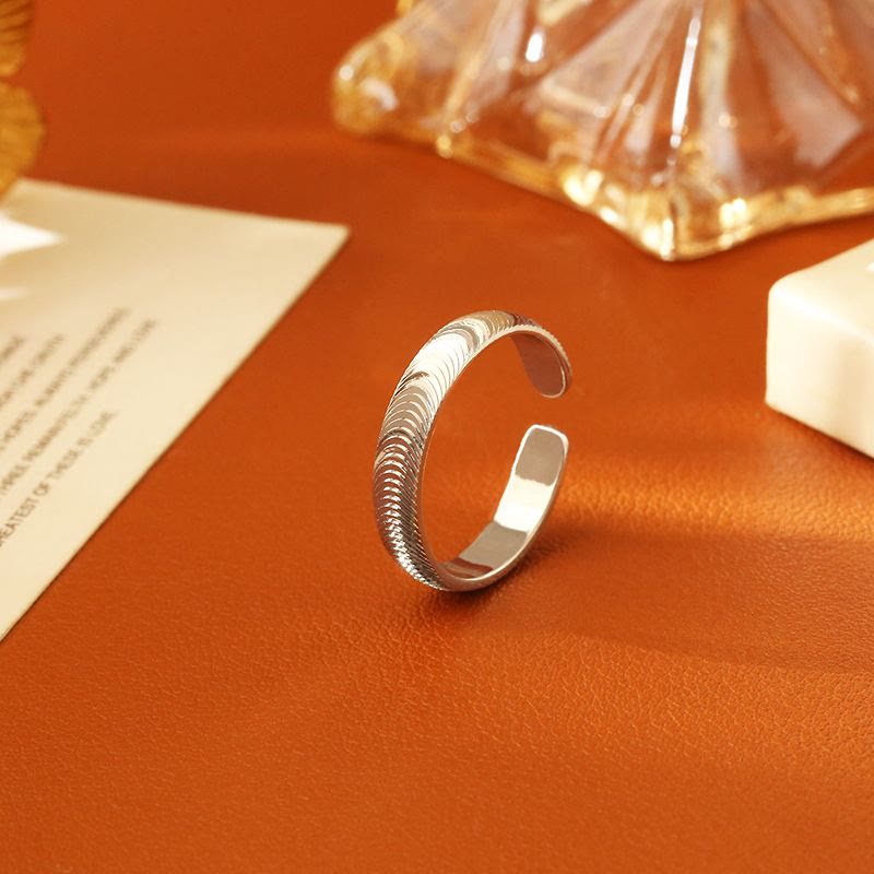 Bracciale aperto regolabile unisex con texture a squame di drago vintage. - Argento - image 0