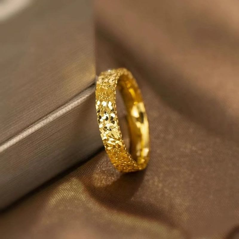 Anello in acciaio al titanio con texture effetto ghiaccio tritato, fascia dorata per donna - image 4