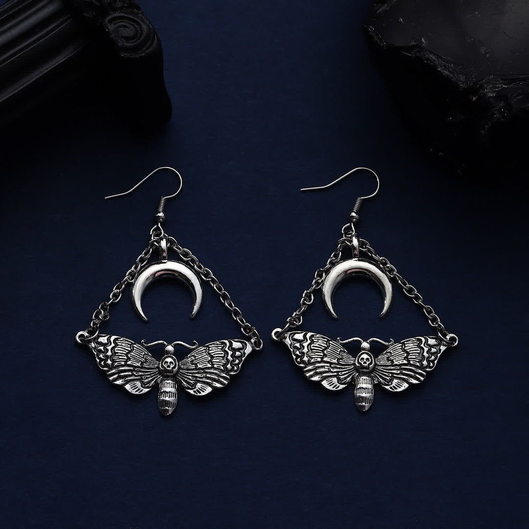 Orecchini pendenti a catena con luna crescente e falena della morte in stile dark e dall'estetica raffinata. - image 5