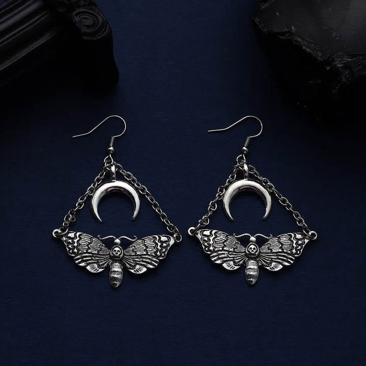 Orecchini pendenti a catena con luna crescente e falena della morte in stile dark e dall'estetica raffinata. - image 5
