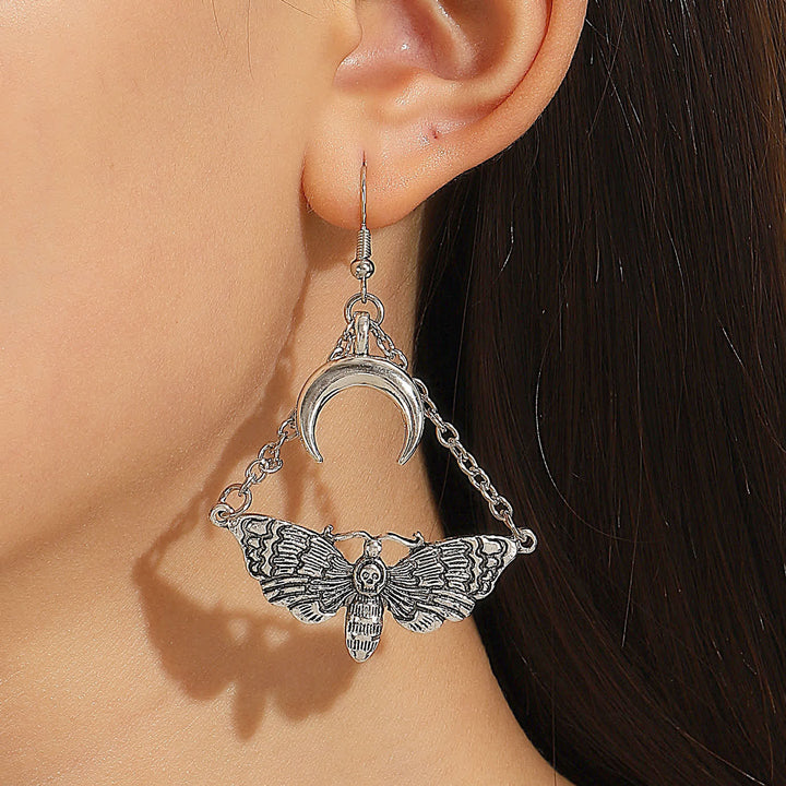 Orecchini pendenti a catena con luna crescente e falena della morte in stile dark e dall'estetica raffinata. - image 6