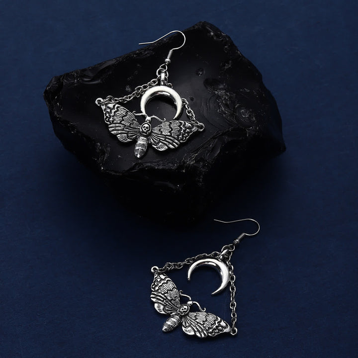 Orecchini pendenti a catena con luna crescente e falena della morte in stile dark e dall'estetica raffinata. - image 4