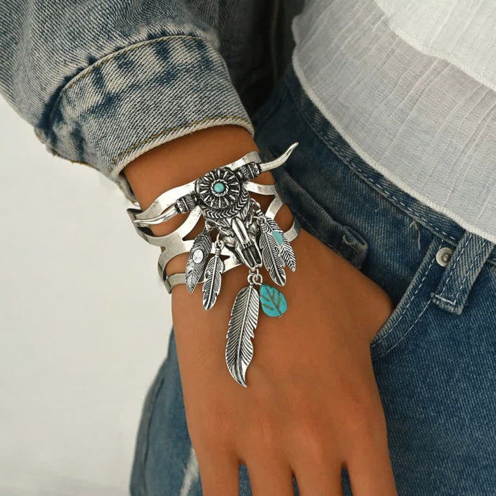 Bracciale aperto con teschio di mucca del sud-ovest, piume turchesi e polsino aperto - image 1