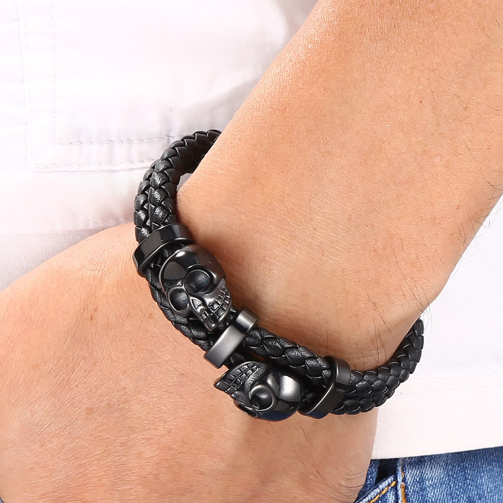 Bracciale in vera pelle intrecciata con doppio teschio in stile gotico - image 1