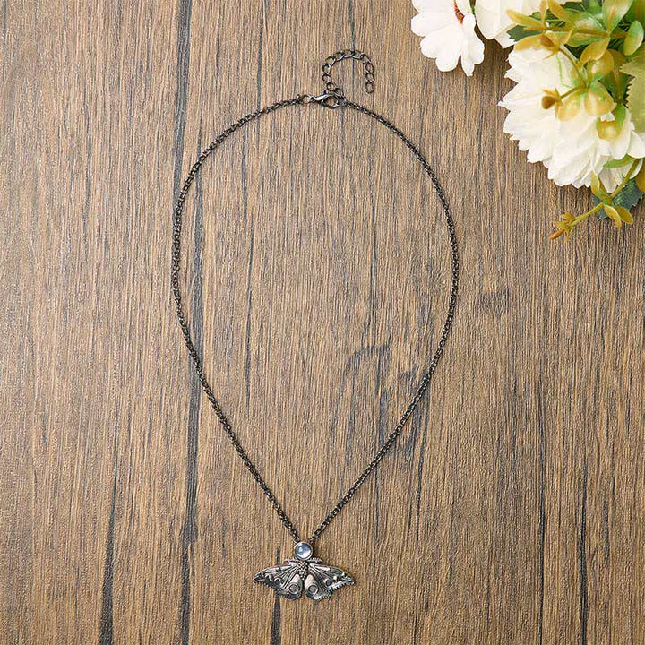 Collana con ciondolo a forma di falena e fasi lunari - image 3