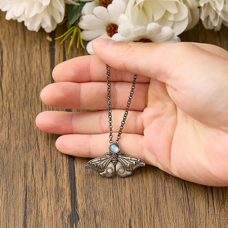 Collana con ciondolo a forma di falena e fasi lunari - image 1