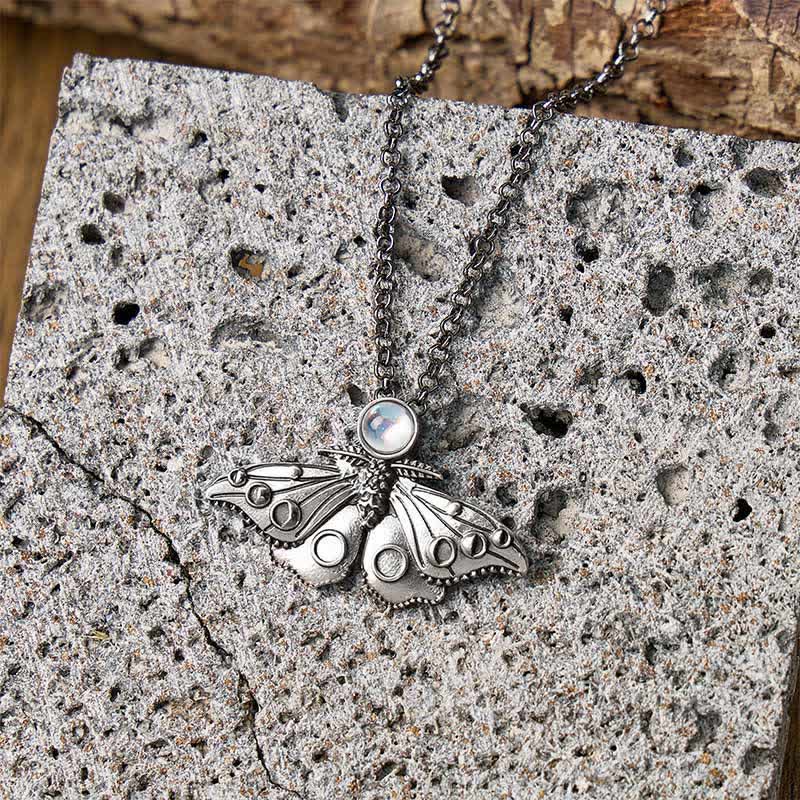 Collana con ciondolo a forma di falena e fasi lunari - image 2