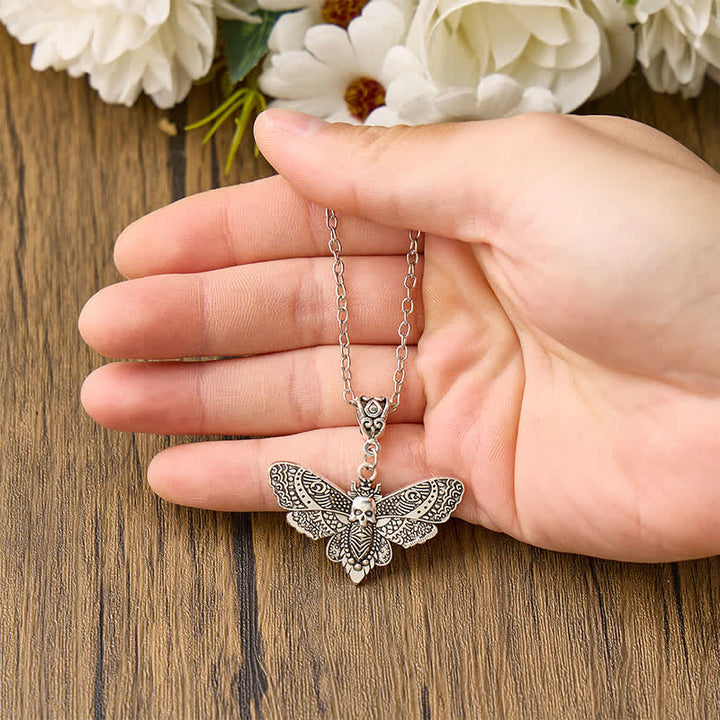 Collana con ciondolo a forma di falena e teschio gotico "La morte abbraccia la bellezza" - image 1