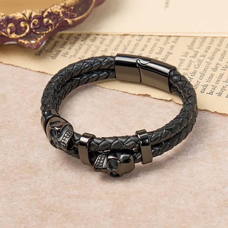 Bracciale in vera pelle intrecciata con doppio teschio in stile gotico - image 2