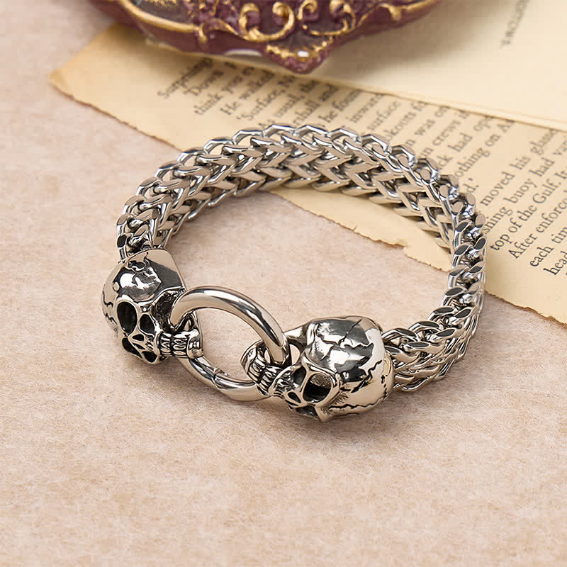 Bracciale da uomo con moschettone a O e doppia testa di teschio - image 2
