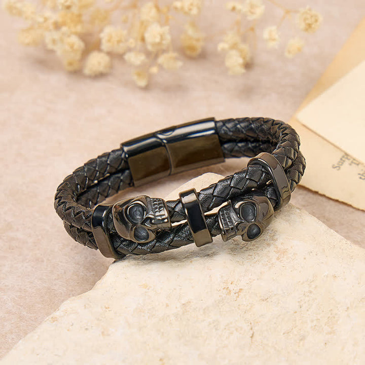 Bracciale in vera pelle intrecciata con doppio teschio in stile gotico - image 3