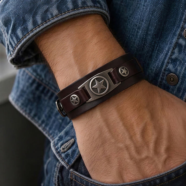 Bracciale rigido vintage in pelle con stelle borchiate e chiusura a spilla. - image 1