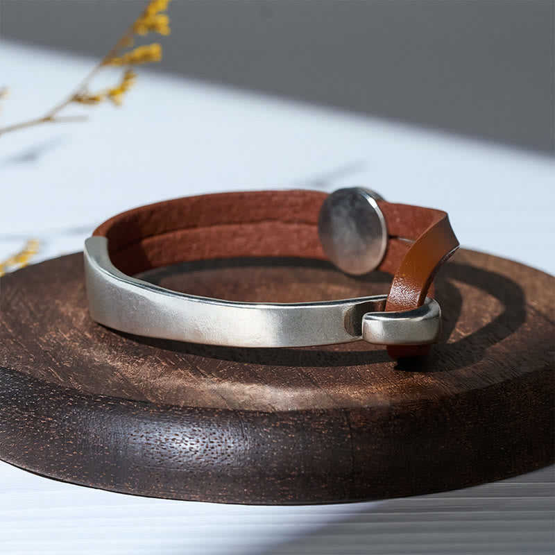 Bracciale da uomo moderno e minimalista in metallo e pelle. - image 6
