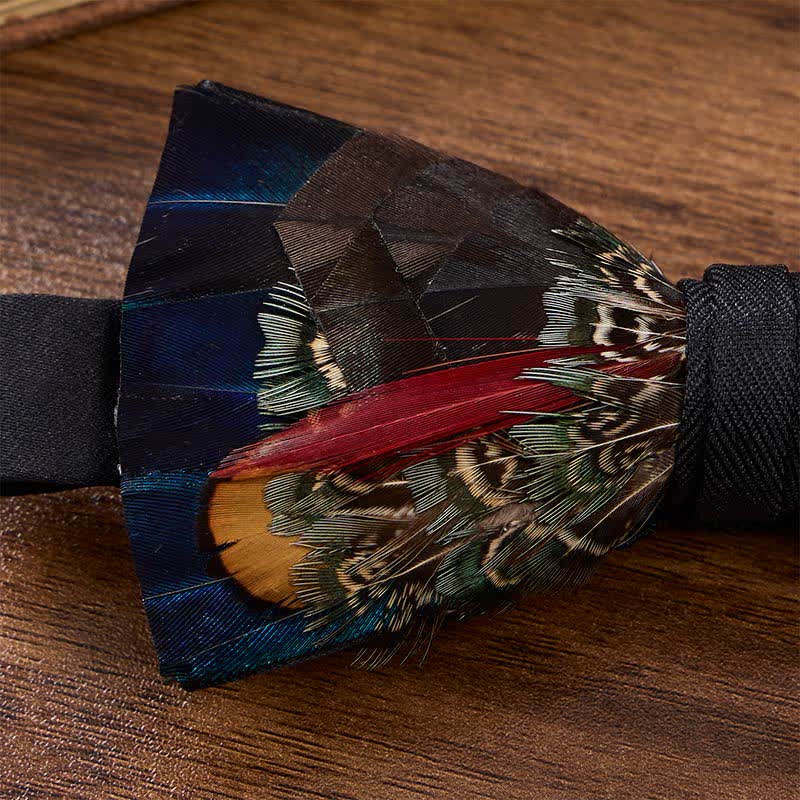 Papillon con piuma, nei colori marrone cioccolato e blu notte, con spilla da bavero. - image 3