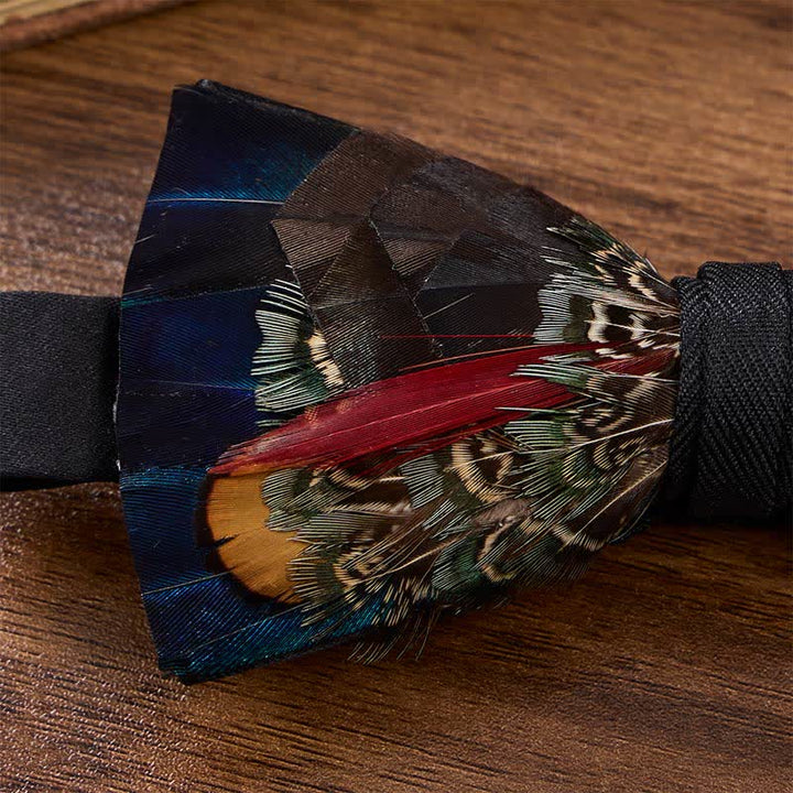 Papillon con piuma, nei colori marrone cioccolato e blu notte, con spilla da bavero. - image 3
