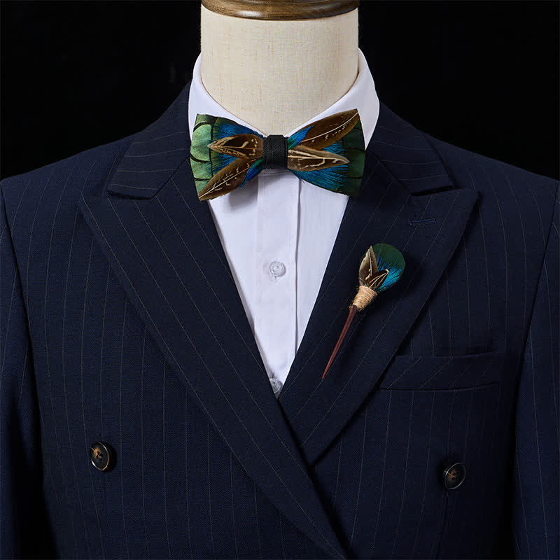 Papillon con piuma Woodland Noble nei colori verde foresta e marrone fagiano, con spilla da bavero. - image 1
