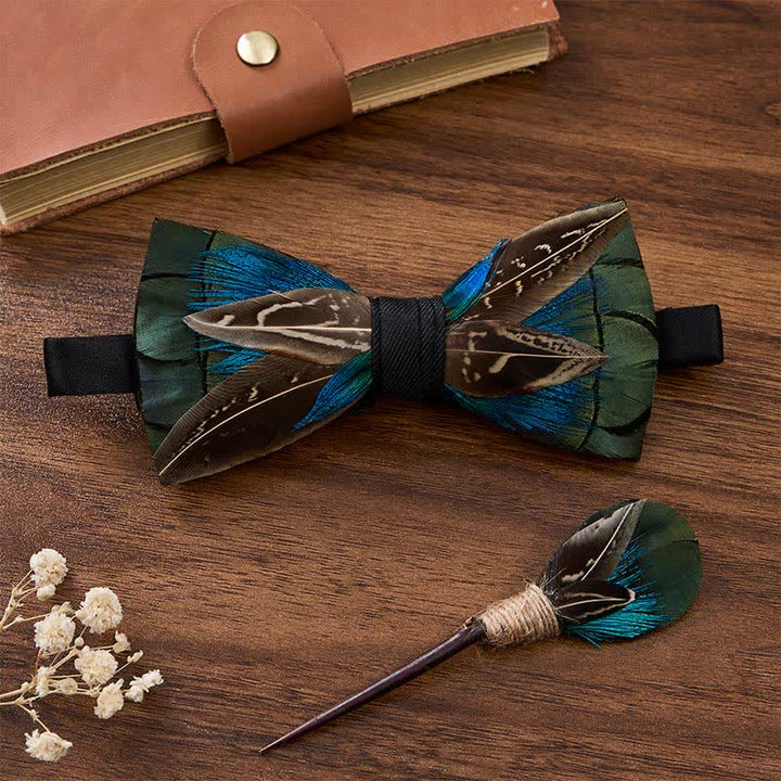 Papillon con piuma Woodland Noble nei colori verde foresta e marrone fagiano, con spilla da bavero. - Verde e Marrone - image 2
