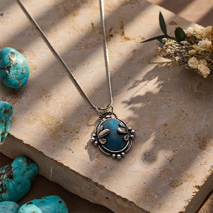 Collana vintage con pendente ovale in pietra blu a motivi floreali. - image 4