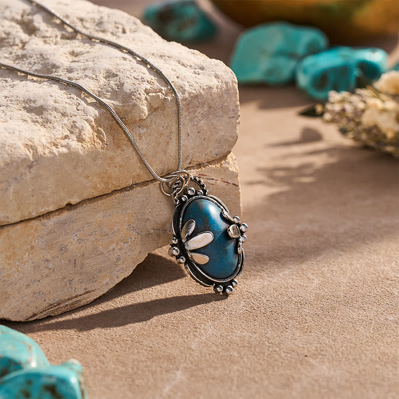 Collana vintage con pendente ovale in pietra blu a motivi floreali. - image 3
