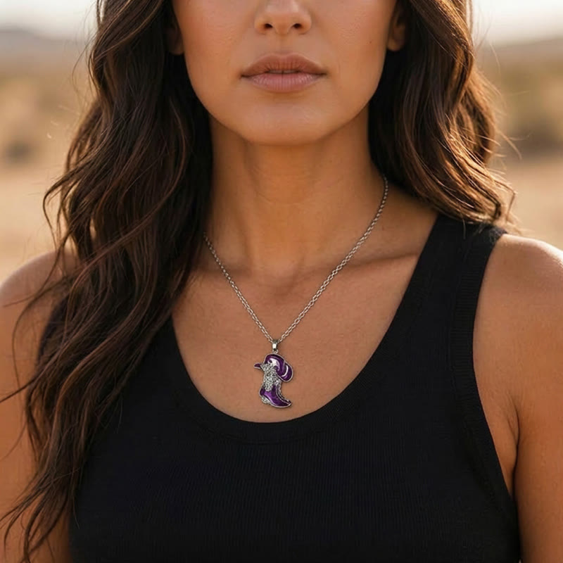 Collana con ciondolo a forma di stivale da cowboy viola da donna in stile western - image 1