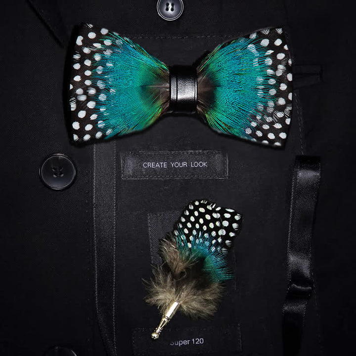 Papillon con piume a pois ciano e bianco con spilla da bavero