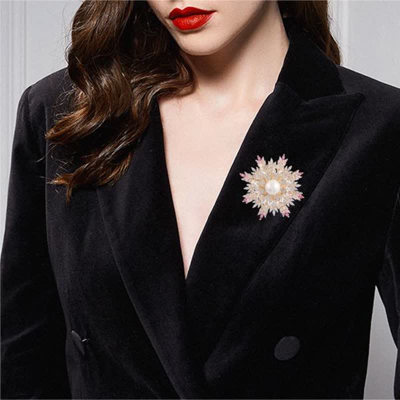 Spilla da donna con fiore di perle e fiocco di neve
