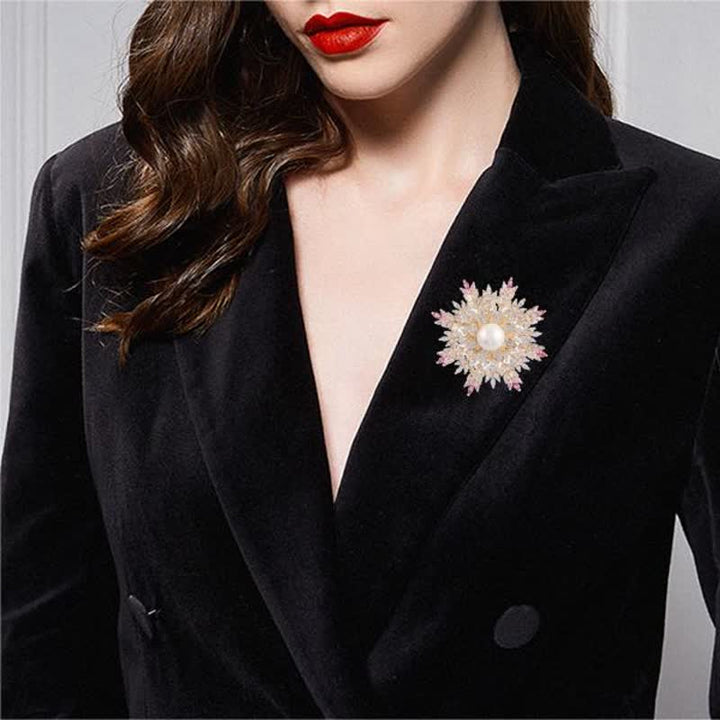 Spilla da donna con fiore di perle e fiocco di neve