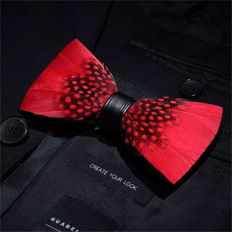 Papillon con piume di fringuello rosse e nere con spilla da bavero - image 2