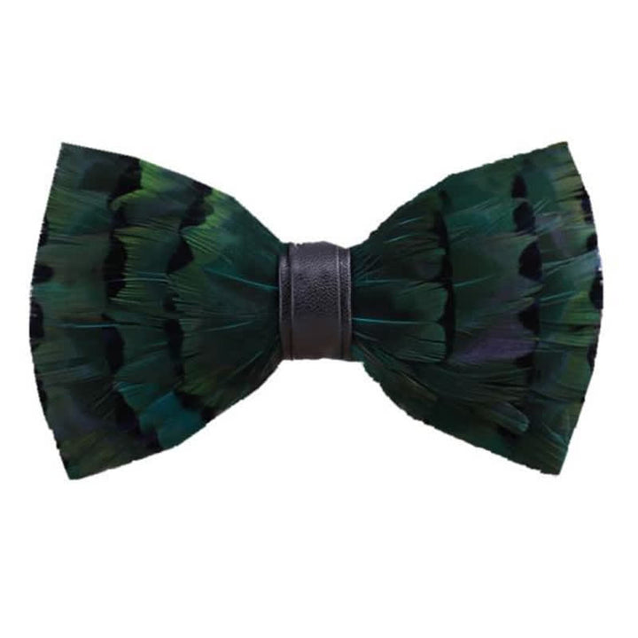 Papillon con piuma di coda di fringuello verde scuro e spilla da bavero