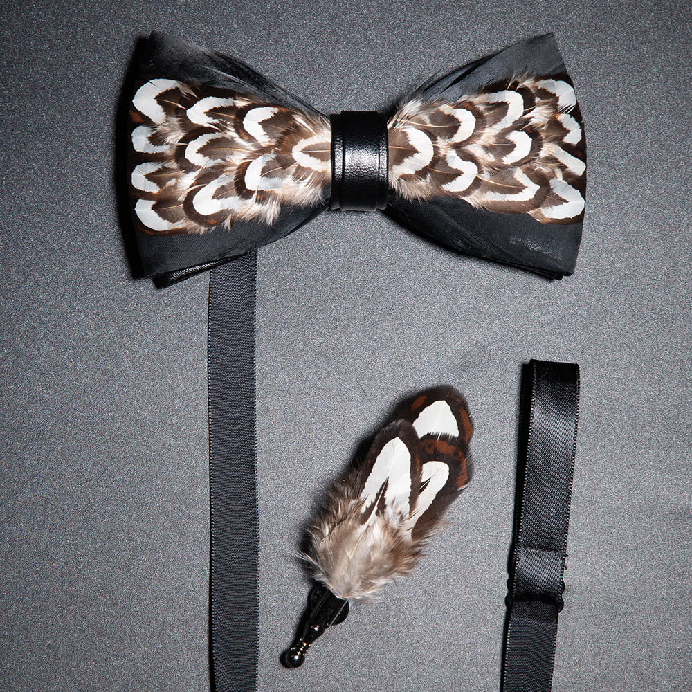 Papillon con piume di Gobi del deserto nere e marroni con spilla da bavero - Nero e marrone - image 0