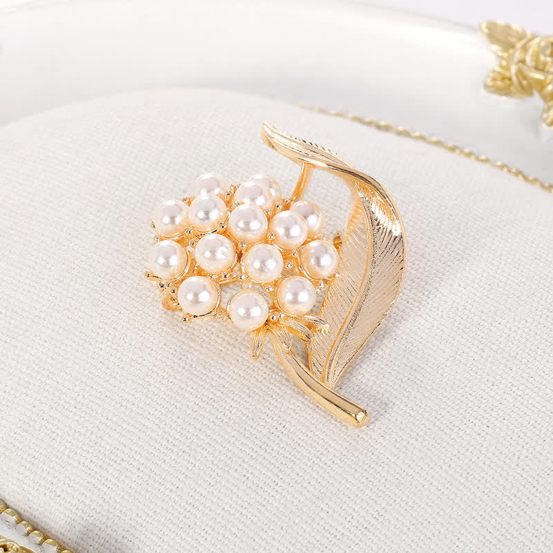 Spilla da donna con perle e fiori freschi