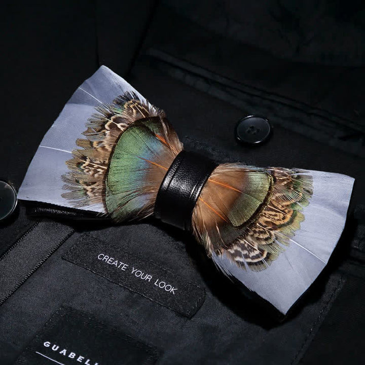 Papillon da uomo con piume grigio e verde con spilla da bavero
